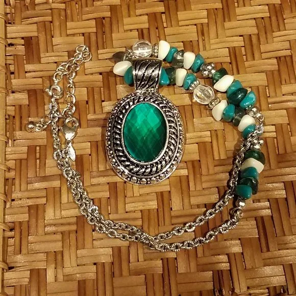 Avon Green Pendant Statement Necklace and Earring Set - Picture 2 of 4